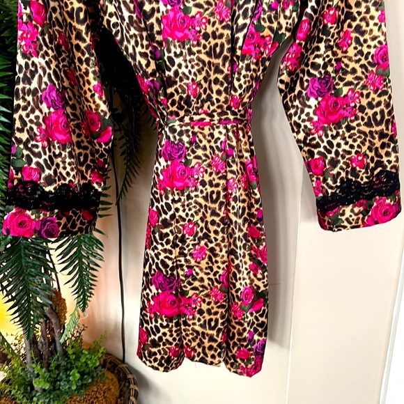 NWOT Delicates Satin Robe Animal Leopard Print Floral Hot Pink Roses Lace Detail - Picture 11 of 14